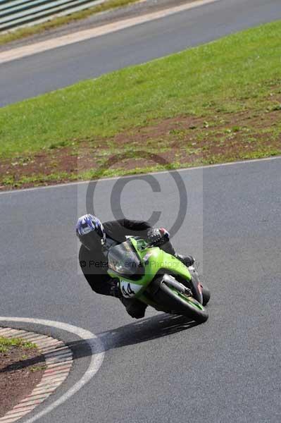 Mallory park Leicestershire;Mallory park photographs;Motorcycle action photographs;event digital images;eventdigitalimages;mallory park;no limits trackday;peter wileman photography;trackday;trackday digital images;trackday photos