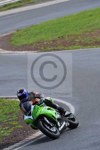 Mallory park Leicestershire;Mallory park photographs;Motorcycle action photographs;event digital images;eventdigitalimages;mallory park;no limits trackday;peter wileman photography;trackday;trackday digital images;trackday photos