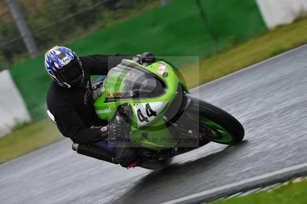 Mallory park Leicestershire;Mallory park photographs;Motorcycle action photographs;event digital images;eventdigitalimages;mallory park;no limits trackday;peter wileman photography;trackday;trackday digital images;trackday photos