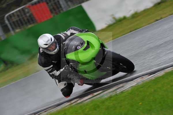 Mallory park Leicestershire;Mallory park photographs;Motorcycle action photographs;event digital images;eventdigitalimages;mallory park;no limits trackday;peter wileman photography;trackday;trackday digital images;trackday photos