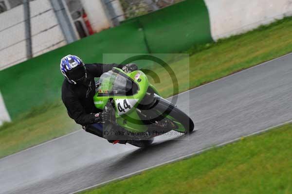 Mallory park Leicestershire;Mallory park photographs;Motorcycle action photographs;event digital images;eventdigitalimages;mallory park;no limits trackday;peter wileman photography;trackday;trackday digital images;trackday photos