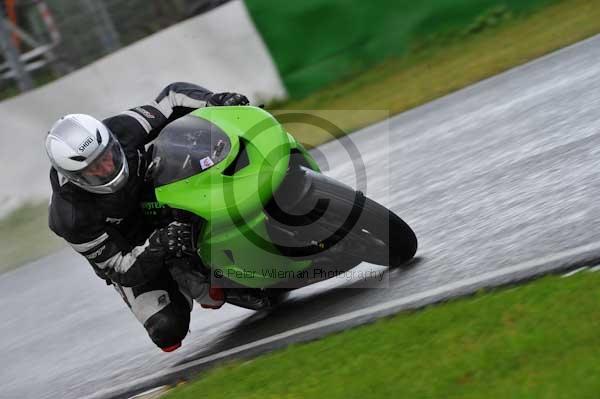 Mallory park Leicestershire;Mallory park photographs;Motorcycle action photographs;event digital images;eventdigitalimages;mallory park;no limits trackday;peter wileman photography;trackday;trackday digital images;trackday photos