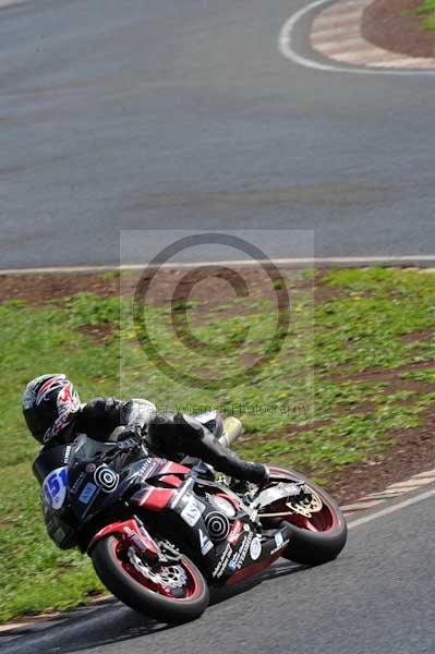 Mallory park Leicestershire;Mallory park photographs;Motorcycle action photographs;event digital images;eventdigitalimages;mallory park;no limits trackday;peter wileman photography;trackday;trackday digital images;trackday photos