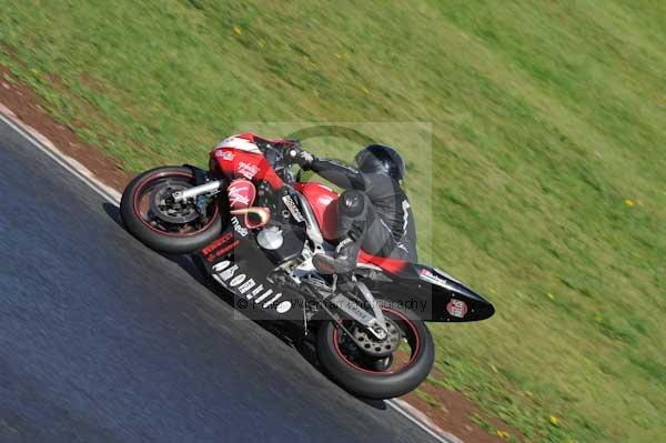 Mallory park Leicestershire;Mallory park photographs;Motorcycle action photographs;event digital images;eventdigitalimages;mallory park;no limits trackday;peter wileman photography;trackday;trackday digital images;trackday photos
