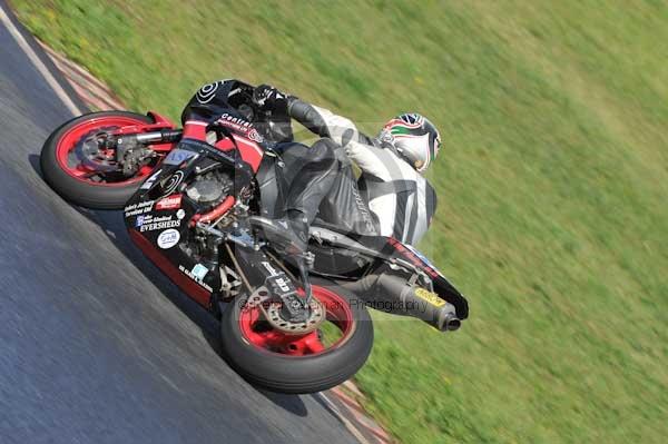 Mallory park Leicestershire;Mallory park photographs;Motorcycle action photographs;event digital images;eventdigitalimages;mallory park;no limits trackday;peter wileman photography;trackday;trackday digital images;trackday photos