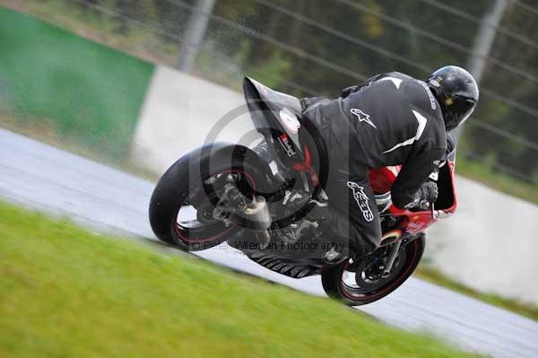 Mallory park Leicestershire;Mallory park photographs;Motorcycle action photographs;event digital images;eventdigitalimages;mallory park;no limits trackday;peter wileman photography;trackday;trackday digital images;trackday photos