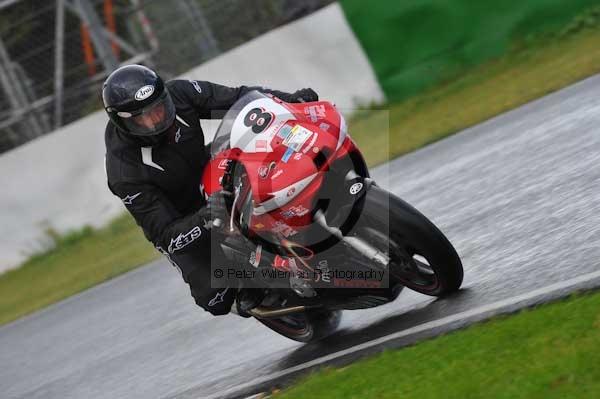 Mallory park Leicestershire;Mallory park photographs;Motorcycle action photographs;event digital images;eventdigitalimages;mallory park;no limits trackday;peter wileman photography;trackday;trackday digital images;trackday photos