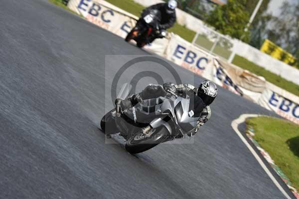 Mallory park Leicestershire;Mallory park photographs;Motorcycle action photographs;event digital images;eventdigitalimages;mallory park;no limits trackday;peter wileman photography;trackday;trackday digital images;trackday photos