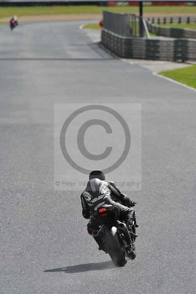 Mallory park Leicestershire;Mallory park photographs;Motorcycle action photographs;event digital images;eventdigitalimages;mallory park;no limits trackday;peter wileman photography;trackday;trackday digital images;trackday photos