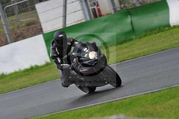 Mallory park Leicestershire;Mallory park photographs;Motorcycle action photographs;event digital images;eventdigitalimages;mallory park;no limits trackday;peter wileman photography;trackday;trackday digital images;trackday photos