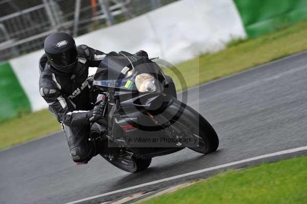 Mallory park Leicestershire;Mallory park photographs;Motorcycle action photographs;event digital images;eventdigitalimages;mallory park;no limits trackday;peter wileman photography;trackday;trackday digital images;trackday photos