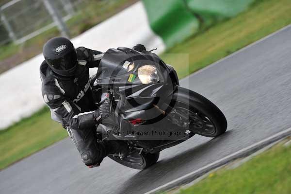 Mallory park Leicestershire;Mallory park photographs;Motorcycle action photographs;event digital images;eventdigitalimages;mallory park;no limits trackday;peter wileman photography;trackday;trackday digital images;trackday photos
