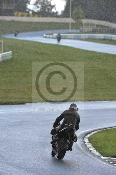 Mallory park Leicestershire;Mallory park photographs;Motorcycle action photographs;event digital images;eventdigitalimages;mallory park;no limits trackday;peter wileman photography;trackday;trackday digital images;trackday photos
