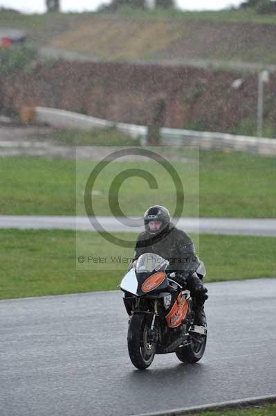 Mallory park Leicestershire;Mallory park photographs;Motorcycle action photographs;event digital images;eventdigitalimages;mallory park;no limits trackday;peter wileman photography;trackday;trackday digital images;trackday photos