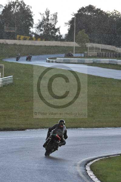 Mallory park Leicestershire;Mallory park photographs;Motorcycle action photographs;event digital images;eventdigitalimages;mallory park;no limits trackday;peter wileman photography;trackday;trackday digital images;trackday photos