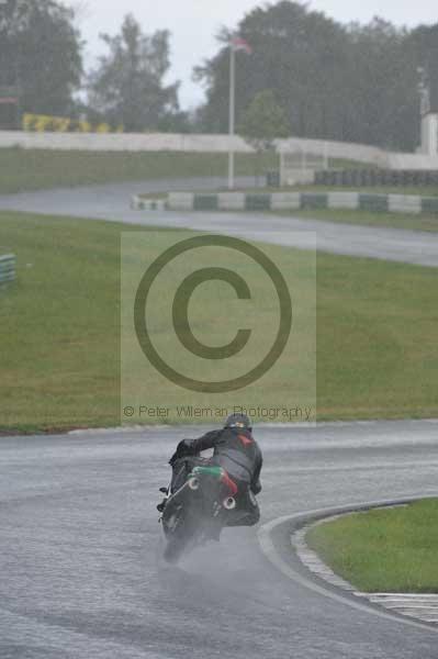 Mallory park Leicestershire;Mallory park photographs;Motorcycle action photographs;event digital images;eventdigitalimages;mallory park;no limits trackday;peter wileman photography;trackday;trackday digital images;trackday photos