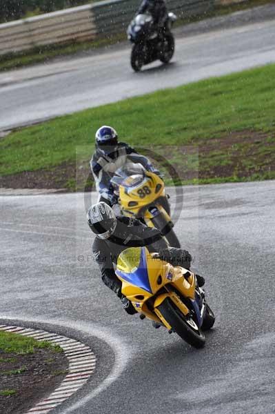 Mallory park Leicestershire;Mallory park photographs;Motorcycle action photographs;event digital images;eventdigitalimages;mallory park;no limits trackday;peter wileman photography;trackday;trackday digital images;trackday photos