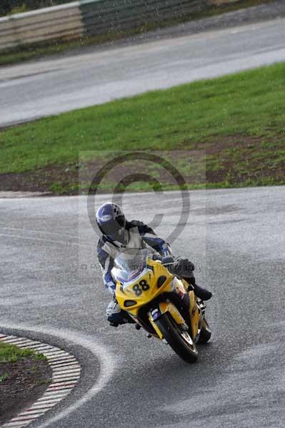 Mallory park Leicestershire;Mallory park photographs;Motorcycle action photographs;event digital images;eventdigitalimages;mallory park;no limits trackday;peter wileman photography;trackday;trackday digital images;trackday photos