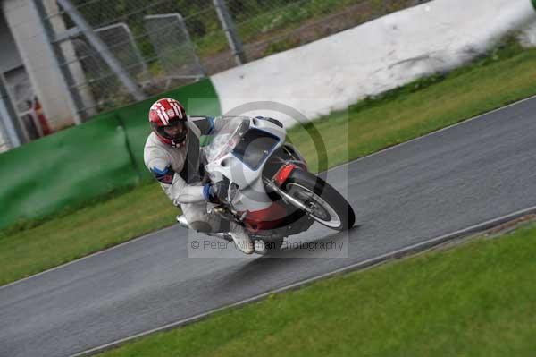 Mallory park Leicestershire;Mallory park photographs;Motorcycle action photographs;event digital images;eventdigitalimages;mallory park;no limits trackday;peter wileman photography;trackday;trackday digital images;trackday photos