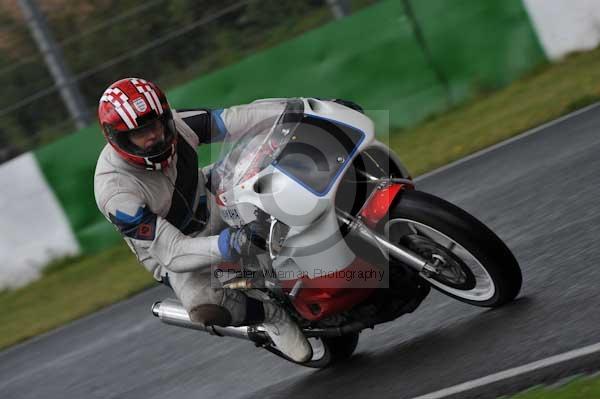 Mallory park Leicestershire;Mallory park photographs;Motorcycle action photographs;event digital images;eventdigitalimages;mallory park;no limits trackday;peter wileman photography;trackday;trackday digital images;trackday photos