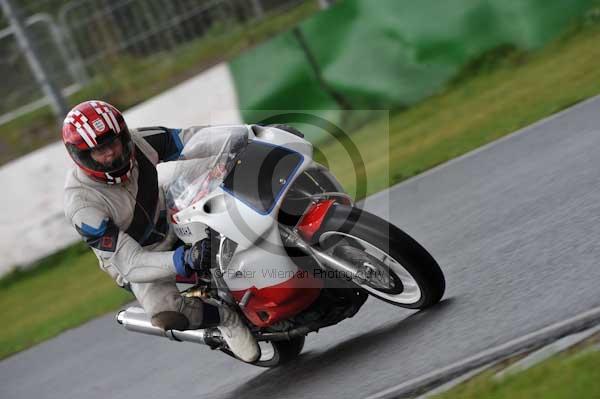 Mallory park Leicestershire;Mallory park photographs;Motorcycle action photographs;event digital images;eventdigitalimages;mallory park;no limits trackday;peter wileman photography;trackday;trackday digital images;trackday photos