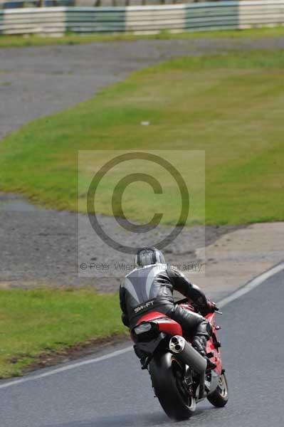 Mallory park Leicestershire;Mallory park photographs;Motorcycle action photographs;event digital images;eventdigitalimages;mallory park;no limits trackday;peter wileman photography;trackday;trackday digital images;trackday photos