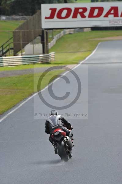 Mallory park Leicestershire;Mallory park photographs;Motorcycle action photographs;event digital images;eventdigitalimages;mallory park;no limits trackday;peter wileman photography;trackday;trackday digital images;trackday photos