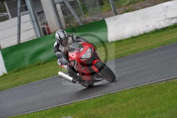 Mallory park Leicestershire;Mallory park photographs;Motorcycle action photographs;event digital images;eventdigitalimages;mallory park;no limits trackday;peter wileman photography;trackday;trackday digital images;trackday photos