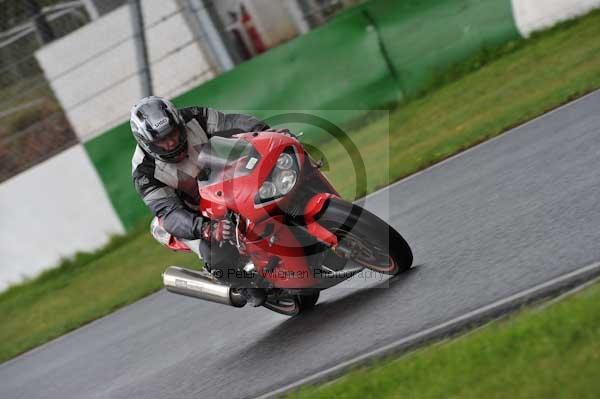 Mallory park Leicestershire;Mallory park photographs;Motorcycle action photographs;event digital images;eventdigitalimages;mallory park;no limits trackday;peter wileman photography;trackday;trackday digital images;trackday photos