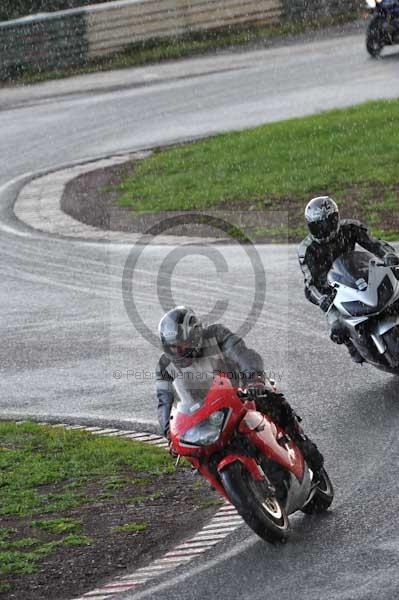 Mallory park Leicestershire;Mallory park photographs;Motorcycle action photographs;event digital images;eventdigitalimages;mallory park;no limits trackday;peter wileman photography;trackday;trackday digital images;trackday photos