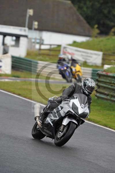 Mallory park Leicestershire;Mallory park photographs;Motorcycle action photographs;event digital images;eventdigitalimages;mallory park;no limits trackday;peter wileman photography;trackday;trackday digital images;trackday photos