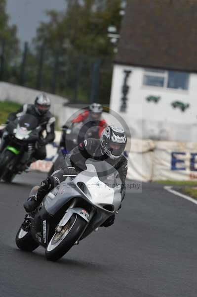 Mallory park Leicestershire;Mallory park photographs;Motorcycle action photographs;event digital images;eventdigitalimages;mallory park;no limits trackday;peter wileman photography;trackday;trackday digital images;trackday photos