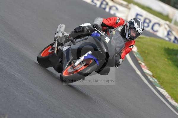 Mallory park Leicestershire;Mallory park photographs;Motorcycle action photographs;event digital images;eventdigitalimages;mallory park;no limits trackday;peter wileman photography;trackday;trackday digital images;trackday photos
