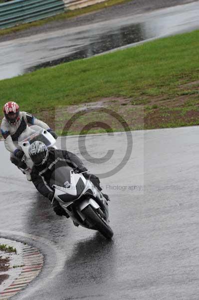Mallory park Leicestershire;Mallory park photographs;Motorcycle action photographs;event digital images;eventdigitalimages;mallory park;no limits trackday;peter wileman photography;trackday;trackday digital images;trackday photos