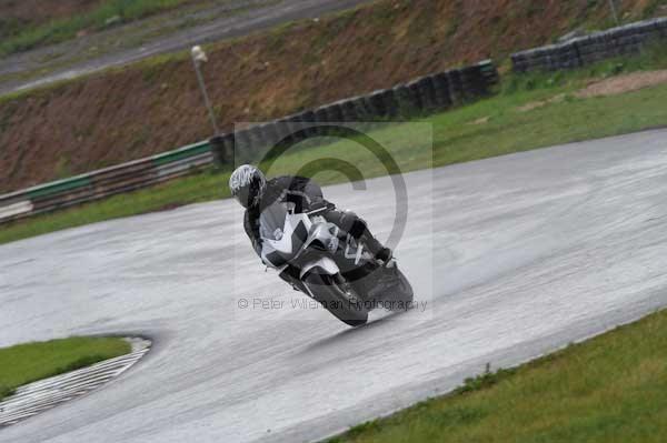 Mallory park Leicestershire;Mallory park photographs;Motorcycle action photographs;event digital images;eventdigitalimages;mallory park;no limits trackday;peter wileman photography;trackday;trackday digital images;trackday photos