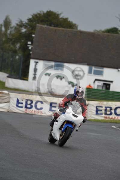 Mallory park Leicestershire;Mallory park photographs;Motorcycle action photographs;event digital images;eventdigitalimages;mallory park;no limits trackday;peter wileman photography;trackday;trackday digital images;trackday photos