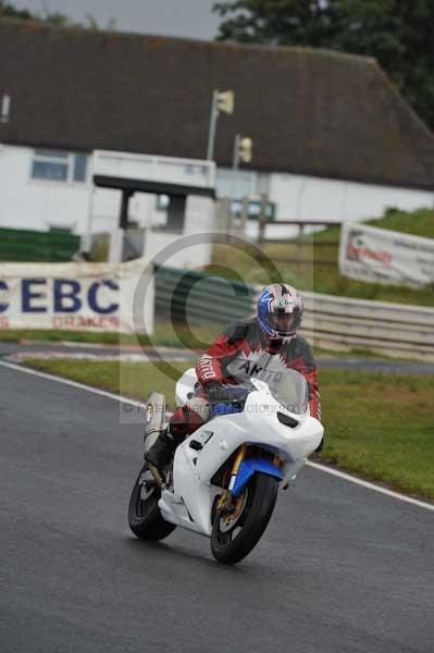 Mallory park Leicestershire;Mallory park photographs;Motorcycle action photographs;event digital images;eventdigitalimages;mallory park;no limits trackday;peter wileman photography;trackday;trackday digital images;trackday photos