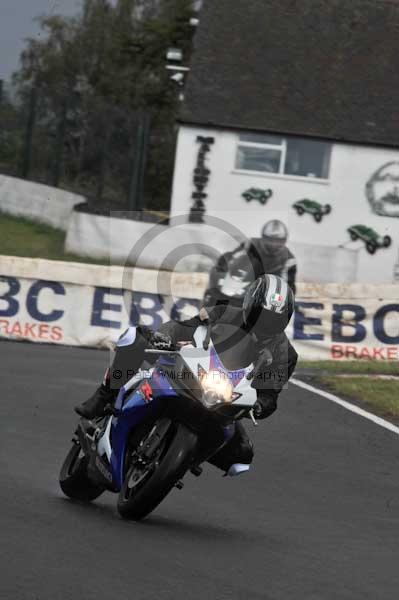 Mallory park Leicestershire;Mallory park photographs;Motorcycle action photographs;event digital images;eventdigitalimages;mallory park;no limits trackday;peter wileman photography;trackday;trackday digital images;trackday photos