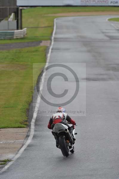 Mallory park Leicestershire;Mallory park photographs;Motorcycle action photographs;event digital images;eventdigitalimages;mallory park;no limits trackday;peter wileman photography;trackday;trackday digital images;trackday photos