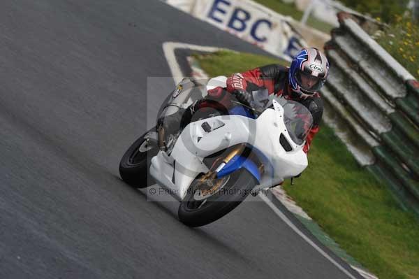 Mallory park Leicestershire;Mallory park photographs;Motorcycle action photographs;event digital images;eventdigitalimages;mallory park;no limits trackday;peter wileman photography;trackday;trackday digital images;trackday photos