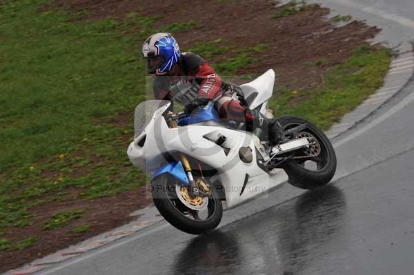 Mallory park Leicestershire;Mallory park photographs;Motorcycle action photographs;event digital images;eventdigitalimages;mallory park;no limits trackday;peter wileman photography;trackday;trackday digital images;trackday photos