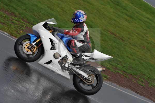 Mallory park Leicestershire;Mallory park photographs;Motorcycle action photographs;event digital images;eventdigitalimages;mallory park;no limits trackday;peter wileman photography;trackday;trackday digital images;trackday photos