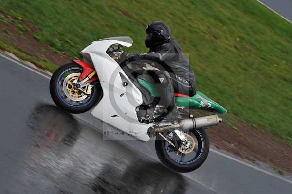Mallory park Leicestershire;Mallory park photographs;Motorcycle action photographs;event digital images;eventdigitalimages;mallory park;no limits trackday;peter wileman photography;trackday;trackday digital images;trackday photos