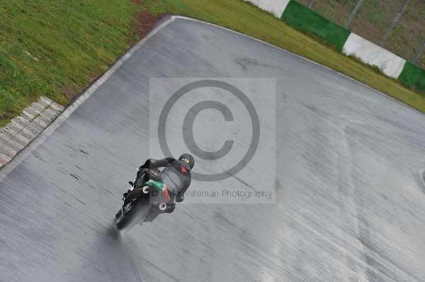 Mallory park Leicestershire;Mallory park photographs;Motorcycle action photographs;event digital images;eventdigitalimages;mallory park;no limits trackday;peter wileman photography;trackday;trackday digital images;trackday photos