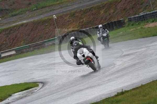 Mallory park Leicestershire;Mallory park photographs;Motorcycle action photographs;event digital images;eventdigitalimages;mallory park;no limits trackday;peter wileman photography;trackday;trackday digital images;trackday photos