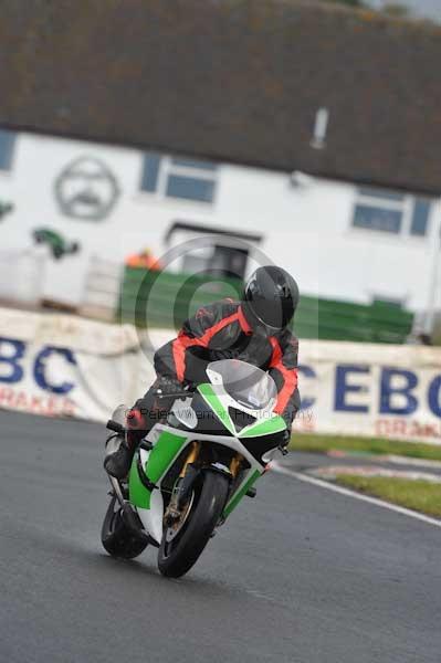 Mallory park Leicestershire;Mallory park photographs;Motorcycle action photographs;event digital images;eventdigitalimages;mallory park;no limits trackday;peter wileman photography;trackday;trackday digital images;trackday photos