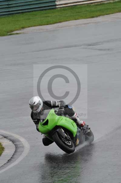 Mallory park Leicestershire;Mallory park photographs;Motorcycle action photographs;event digital images;eventdigitalimages;mallory park;no limits trackday;peter wileman photography;trackday;trackday digital images;trackday photos