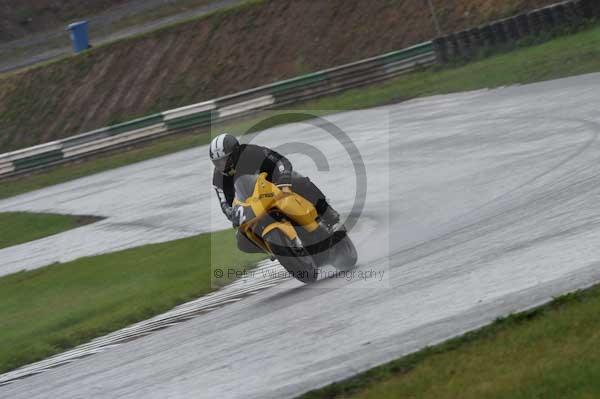 Mallory park Leicestershire;Mallory park photographs;Motorcycle action photographs;event digital images;eventdigitalimages;mallory park;no limits trackday;peter wileman photography;trackday;trackday digital images;trackday photos