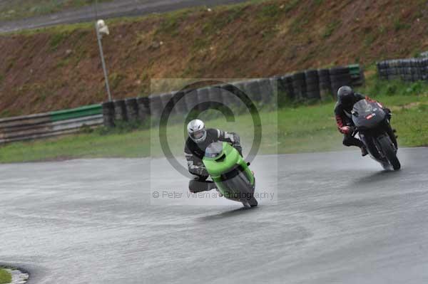 Mallory park Leicestershire;Mallory park photographs;Motorcycle action photographs;event digital images;eventdigitalimages;mallory park;no limits trackday;peter wileman photography;trackday;trackday digital images;trackday photos