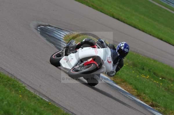 Motorcycle action photographs;Rockingham;Rockingham photographs;event digital images;eventdigitalimages;no limits trackday;peter wileman photography;rockingham corby northamptonshire;trackday;trackday digital images;trackday photos